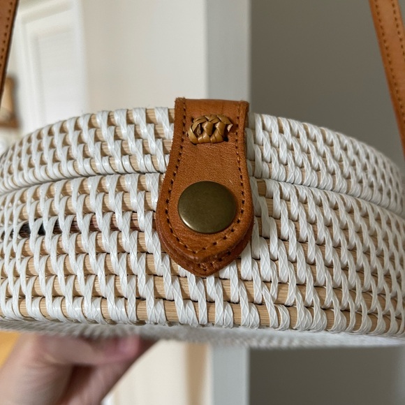 NWOT Ata White Round Straw Bag 7.25 inches Diameter with Blue Print Lining - Picture 8 of 8